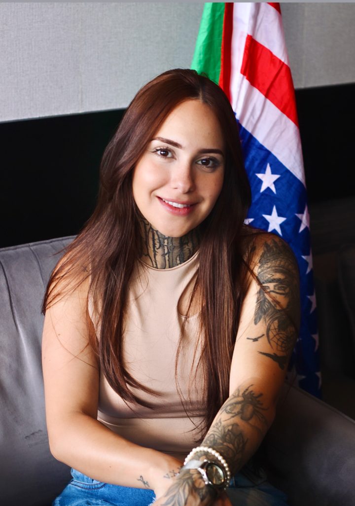 Thayna Faria, vendedora da iGods Imports